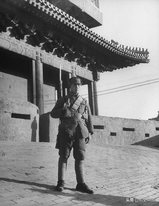 1946年的紫禁城外停滿了汽車，太和殿上放著袁世凱的西洋寶座