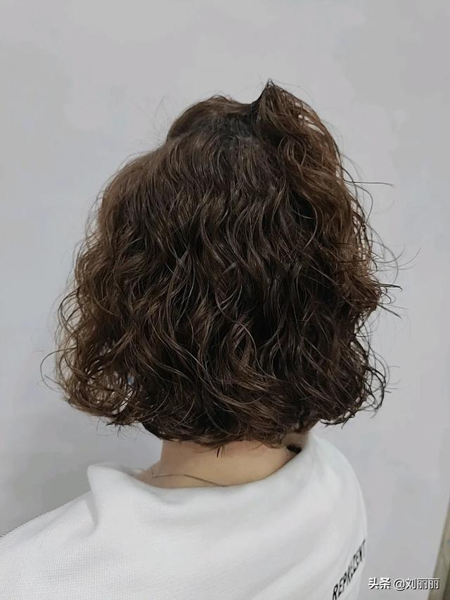 2020最火发型女中短发卷发 中短卷发发型女2020流行发型