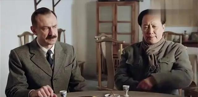 1949年毛泽东出访苏联，苏联人给厨师送来一死鱼，毛泽东：扔出去