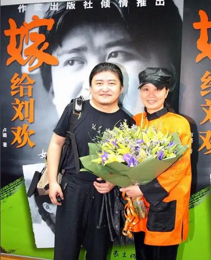 上过9次春晚的刘欢：与妻子认识9天闪婚，结婚33年恩爱，独女优秀