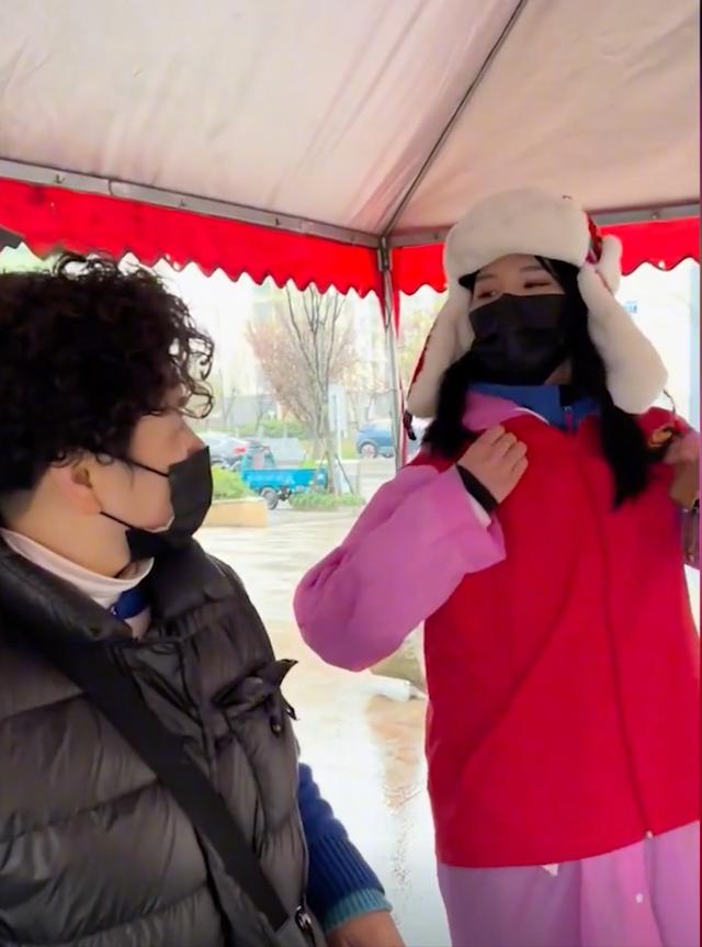女儿当防疫志愿者，亲妈“走后门”被拒：叫你家属来领你