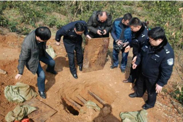 2016年，陕西警方在农家仓库挖出不能示人宝物，调查牵出惊天大案