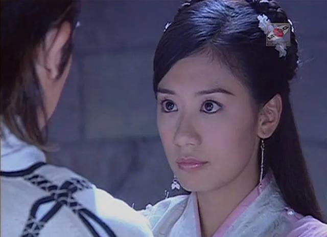 在拍摄前,通读剧本的贾静雯十分喜欢周芷若,要求导演换角.