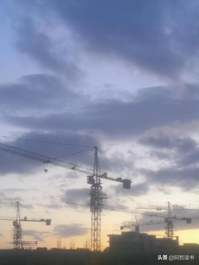 傍晚的天空，今日大不同，西边飘阴云，东边飞彩霞