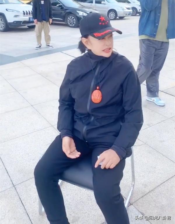 69岁刘晓庆做核酸检测狂卖萌，化浓妆开十级美颜，面容僵硬好吓人