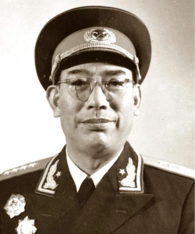 许光达逝世后，骨灰盒安置引发争议，毛主席：放到它应该放的地方