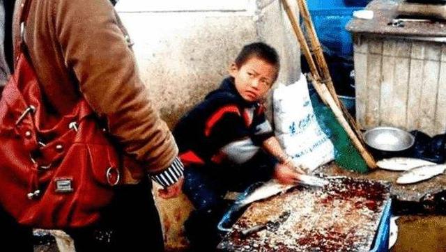9岁网红杀鱼弟：从一夜爆红到痛喝百草枯，只因赔了两毛钱
