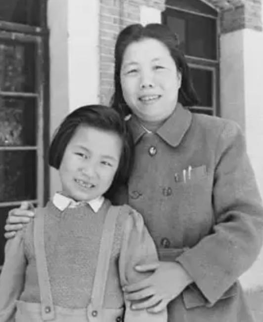 1950年毛主席身边有4个子女？李敏大笑：因为江青妈妈老想挤进来