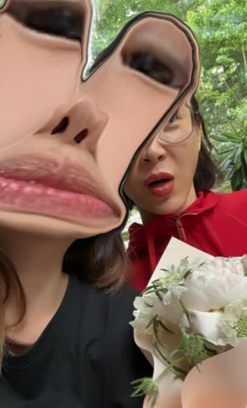 陈数养女母亲节表孝心，送花合影全程不见继子，曾和赵胤胤传离婚