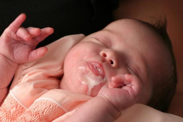 新生儿睡觉吐奶原因及应对方法（如何预防新生儿睡觉吐奶）