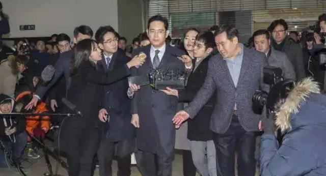 外媒：三星、台积电通知客户，芯片代工涨价5~20%，谁来买单？
