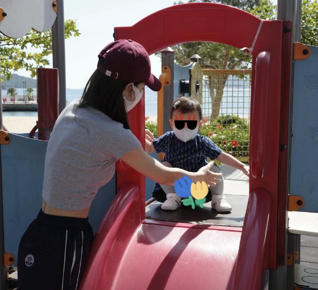 林峯一家三口出游，牵女儿小手小心呵护，与张馨月坐游船登对养眼