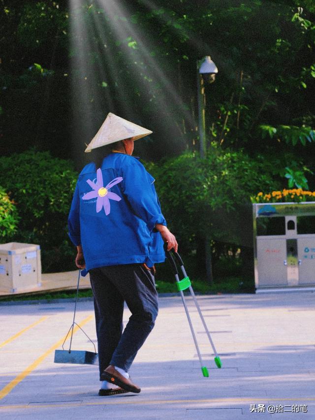 站在有光的角落