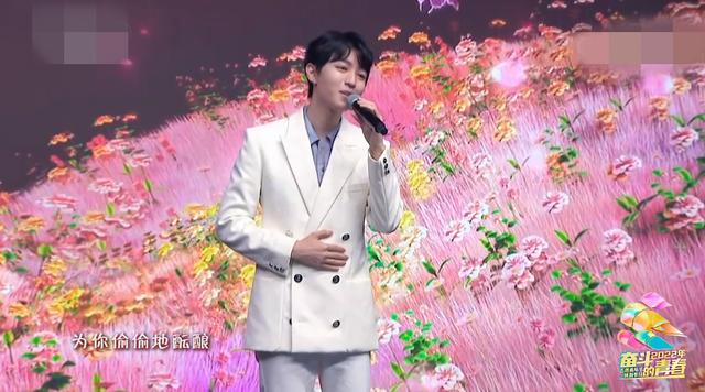 五四晚会：赵丽颖大变脸，关晓彤化浓妆，她们俩赢得毫不费力