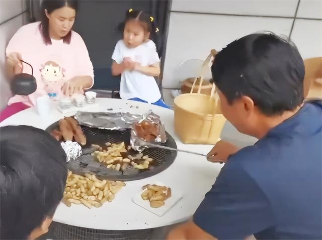王楠女兒懂事！富豪老爹烤地瓜花生，笑笑：先嘗嘗，不好吃浪費了 - 天天要聞