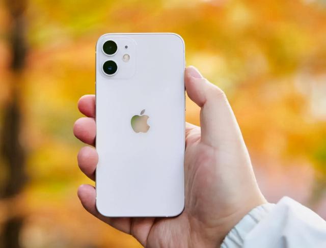 全球畅销手机排行：华为全军覆没，苹果占据7席，iPhone12第一