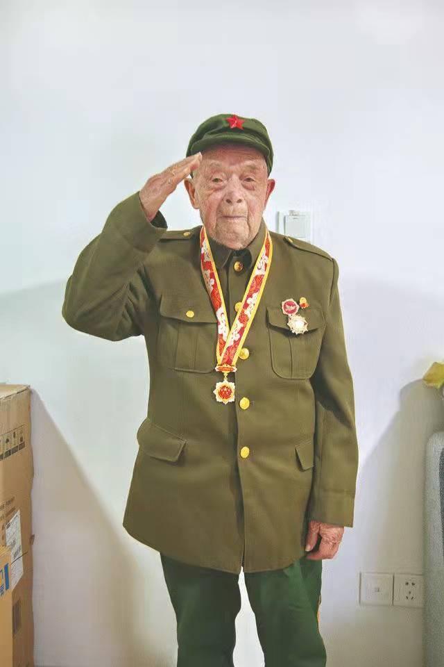 养蚕老汉隐藏身份36年，连妻儿都瞒着，因工作人员填错地名而暴露