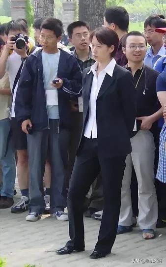为朴槿惠挡酒瓶的女保镖火了，我国的这位传奇女保镖你知道多少？
