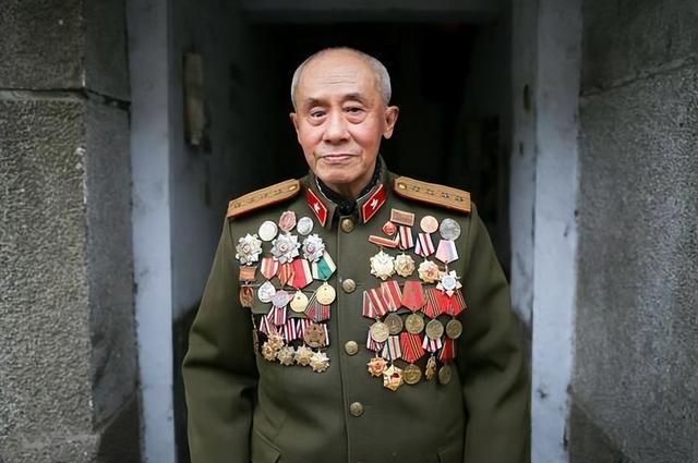 河北104岁老人去世，子女清理遗物时，才发现父亲立过10个一等功