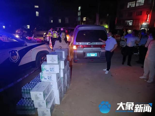 不眠之夜！目击者捡到疑似失事客机乘客钱包，当地人连夜给救援人员送饮用水