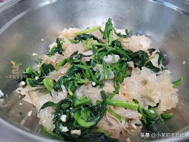 早春尝鲜多吃菠菜，叶酸含量高，简单一拌就很香，家人爱吃身体好