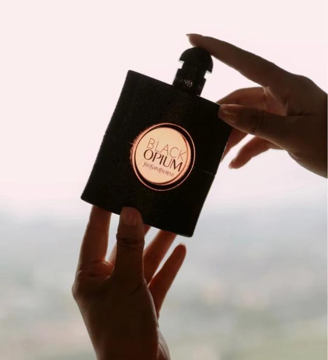 十大公认最好闻的香水(全球最值得入手的5款香水，颜值高好闻还持久，气质女人必备)(图7)