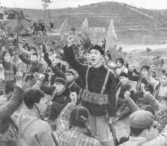 1951年，一个盗墓贼，无意中牵出炸毁志愿军军列的大阴谋