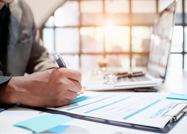 百万保险代理人减少，收入不够请客吃饭 卖保险还不如送外卖？