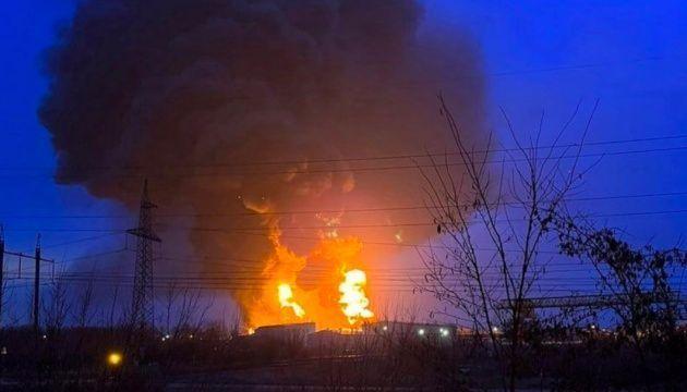 乌陆军绝地反击，深入俄领土腹地成功突袭，油库爆炸火光四溅