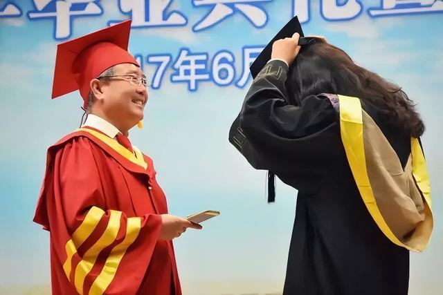 给毕业生的忠告(给每位毕业生拨穗！这位校长还和学生自拍数千次)