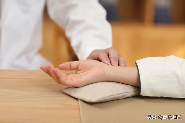 中医专家告诉你：抽筋怎么办？钙片不管用！2个穴位+泡脚就能缓解