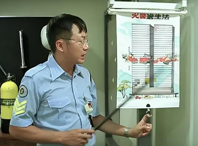 “喜剧天王”许冠文荣获金像奖终身成就奖，他是周星驰的前辈