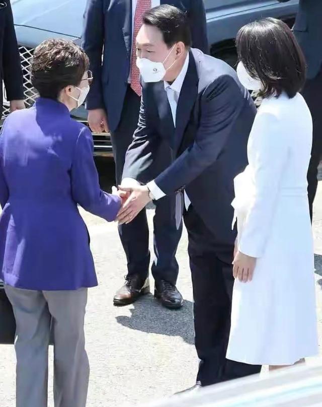 韩国第一夫人火了！颜值气质都好惊艳，穿衣搭配值得妈妈辈借鉴