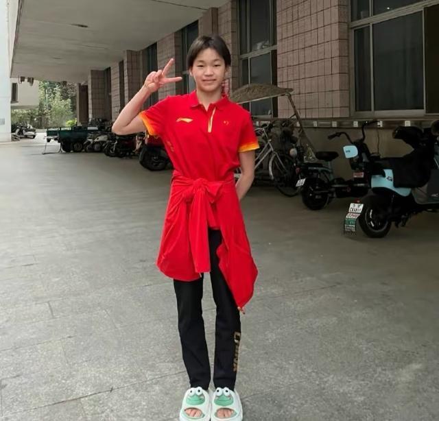 一年长高8公分，全红婵跨越发育期，发型也变了，连说有姐姐真好