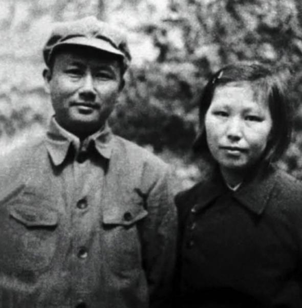 他曾是毛主席的副手，参与创建井冈山根据地，妻子是最早的女红军
