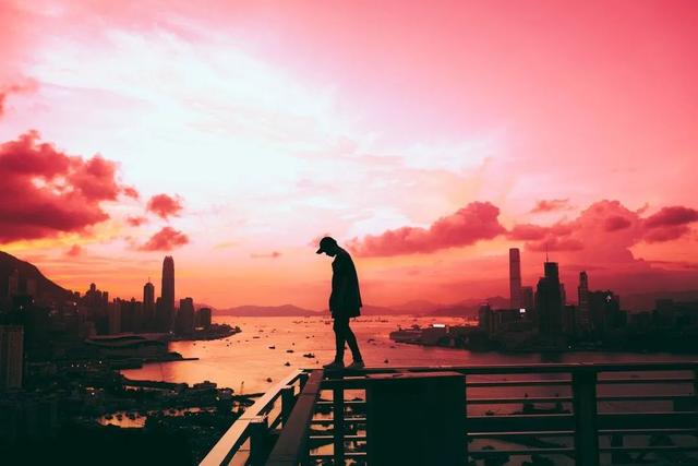 【美文短语】 身上没病、心里没事、好友几个、优雅自如，便是富足快乐的人生。