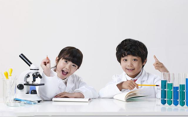 有一种“假装”让孩子成长：过家家不仅提高模仿力，好处意想不到