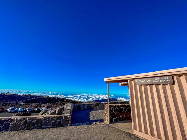 夏威夷最大的休眠火山，砾石散落的地面，是地球上最像火星的地方