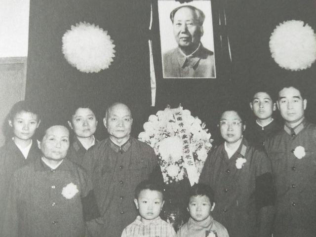 1959年，毛主席在庐山接见贺子珍，临别时说：我明天一定再来