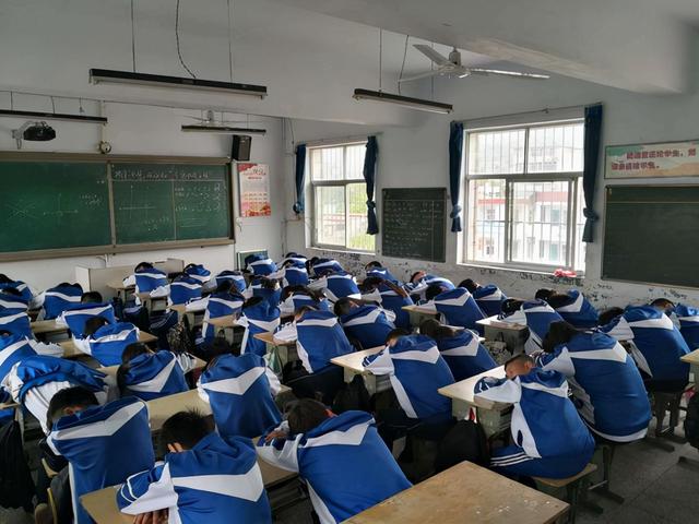 中小学生到校时间延后，“睡眠令”得到落实，家长们却有了新烦恼