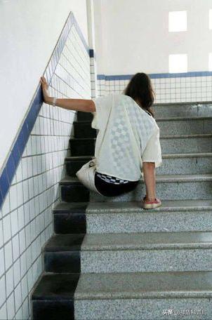 河南无腿女孩王娟：6岁失去双腿，靠单手走进大学，如今怎么样了