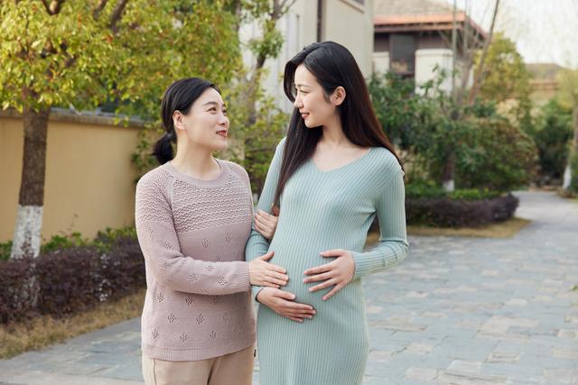 怀孕时，“大吃大喝”和“控制饮食”的孕妈，5个方面差距大