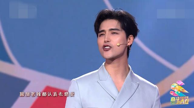 五四晚会：赵丽颖大变脸，关晓彤化浓妆，她们俩赢得毫不费力