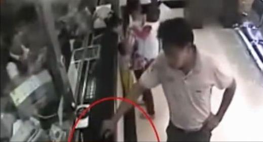 2013年老人病重，银行却逼他亲自来取款，家属将其抬进银行后猝死