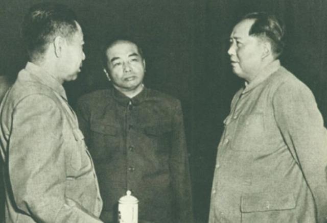 1965年，彭德怀冒雨探望邓华，在门口停下，警卫员：怎么不进去？