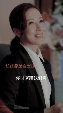杨毅:她因为哭而红。她是TVB的最后一个，在被礼仪小姐袭击后，她成为了一名教师。
