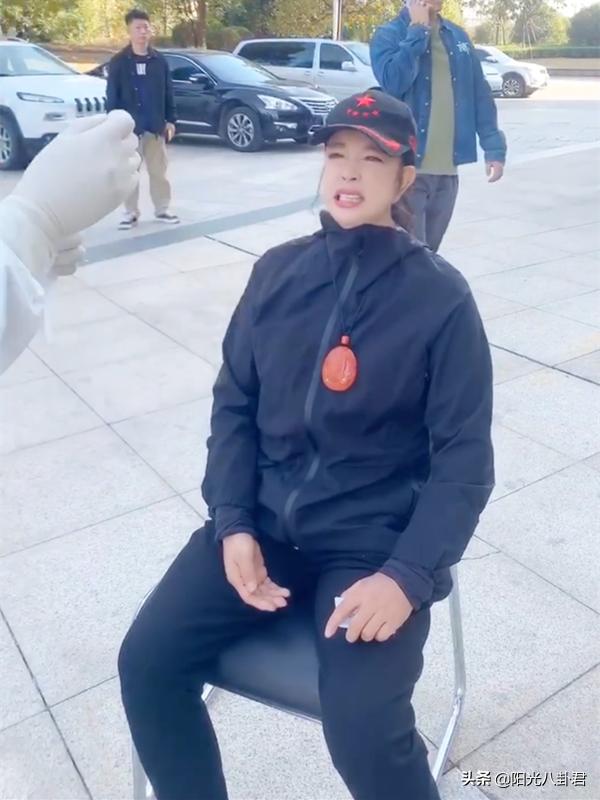 69岁刘晓庆做核酸检测狂卖萌，化浓妆开十级美颜，面容僵硬好吓人