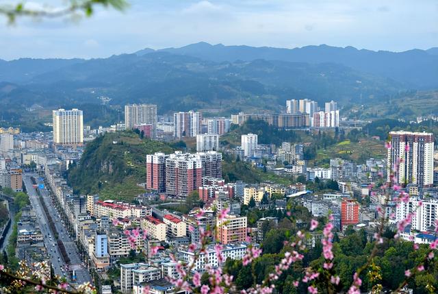 一场同学聚会揭露，在大城市打拼和在县城奋斗，差距不止一星半点