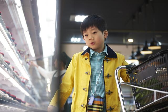 是否跟孩子分房睡，不用纠结，顺其自然就好