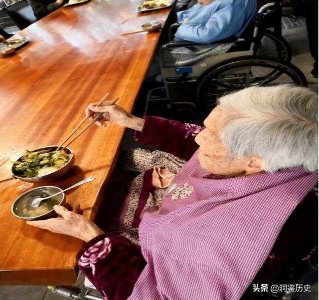 死于养老院的102岁老人：被布条绑了7天，曾奋力挣扎，苦苦哀求过